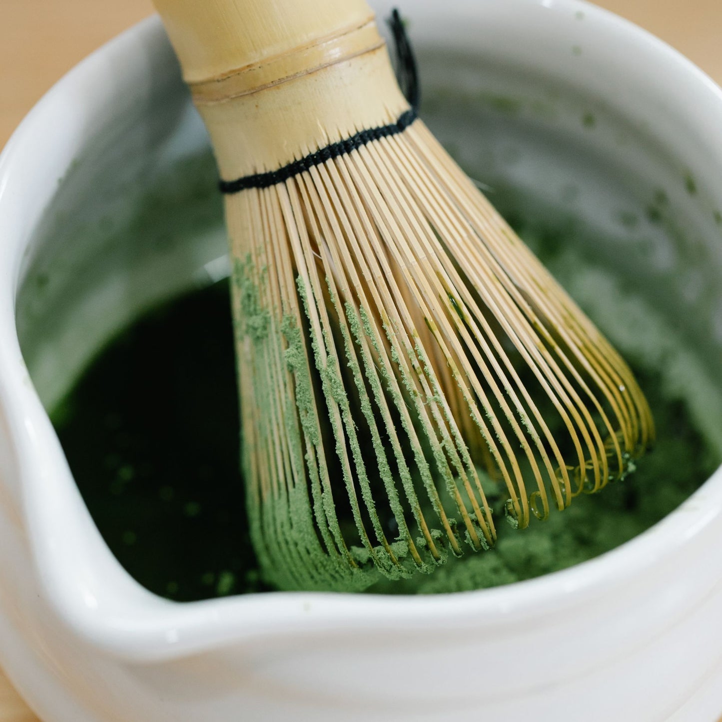 4-teiliges Bambus Tee-Set mit Matcha-Besen, Löffel, Chashaku & Halterung | Traditionelles japanisches Zubehör für cremigen Matcha