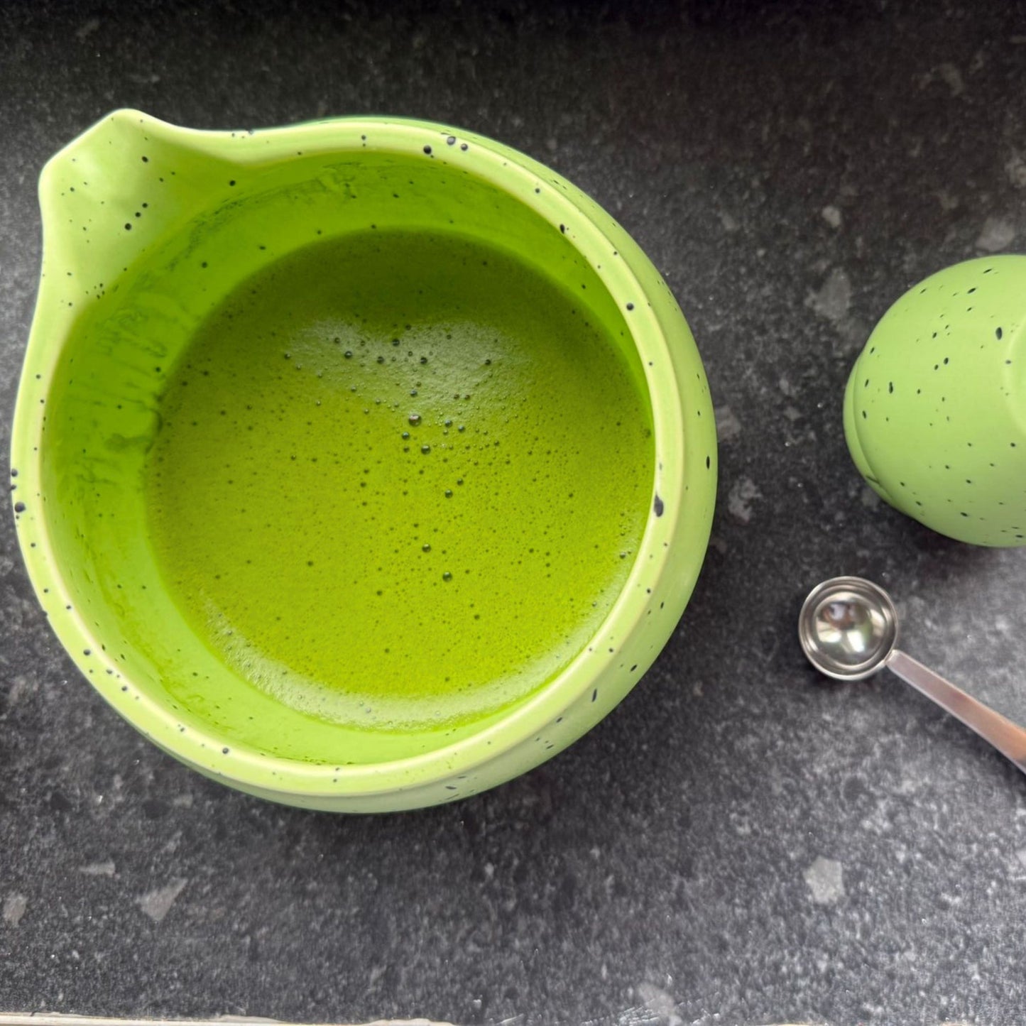 2-teiliges Keramik Matcha Schalen Set Basic | Matcha Schale (500 ml) & Bambusbesen Chasen-Halter, Grün