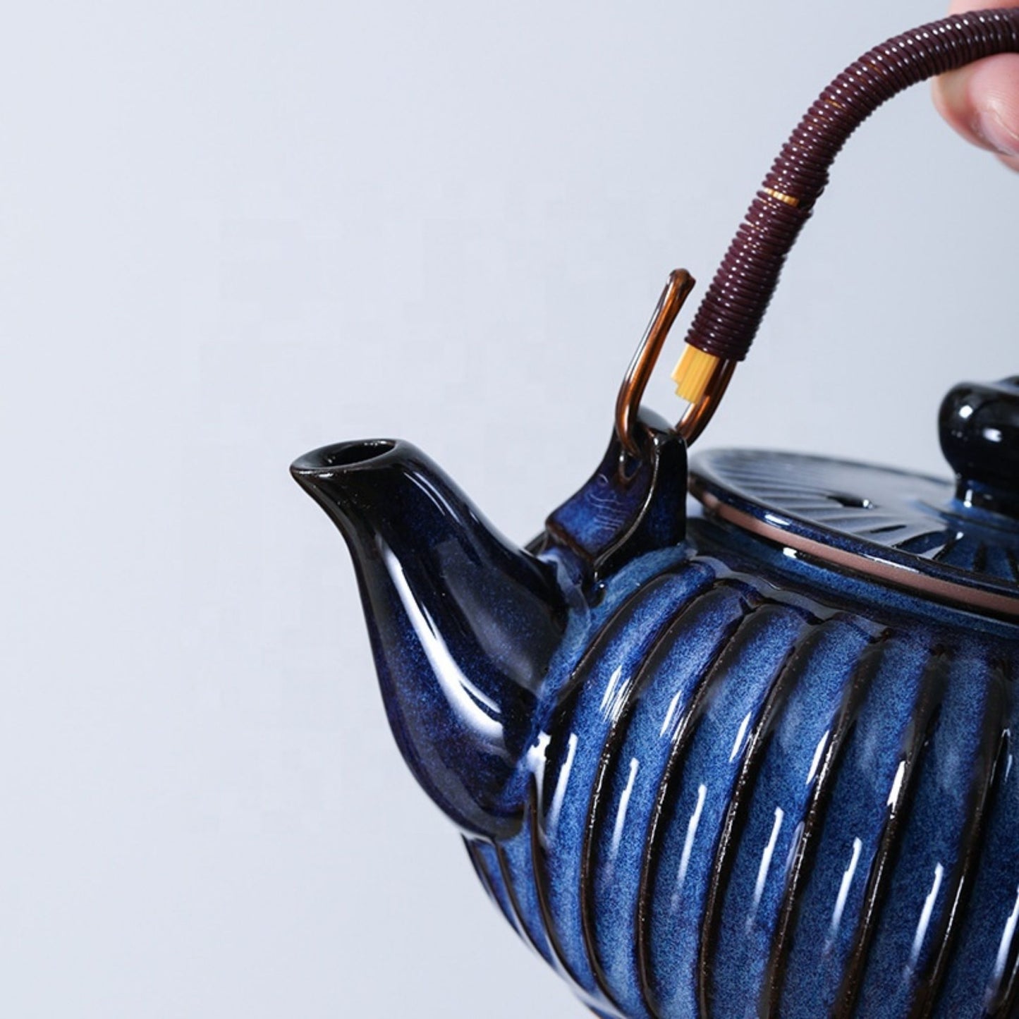 Traditionelle Chinesische Kung Fu Teekanne aus Porzellan mit Bambusgriff – Handgefertigt