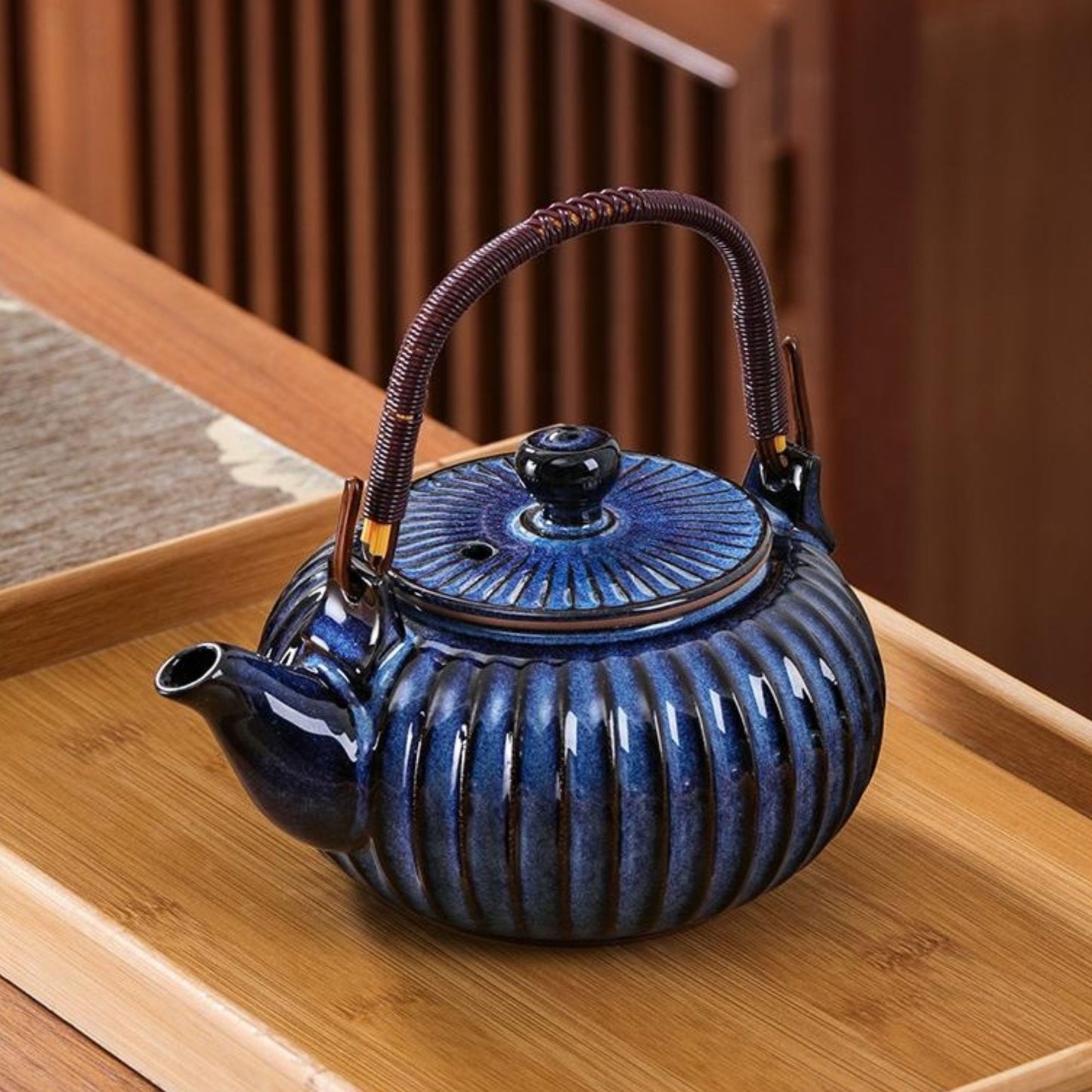 Traditionelle Chinesische Kung Fu Teekanne aus Porzellan mit Bambusgriff – Handgefertigt