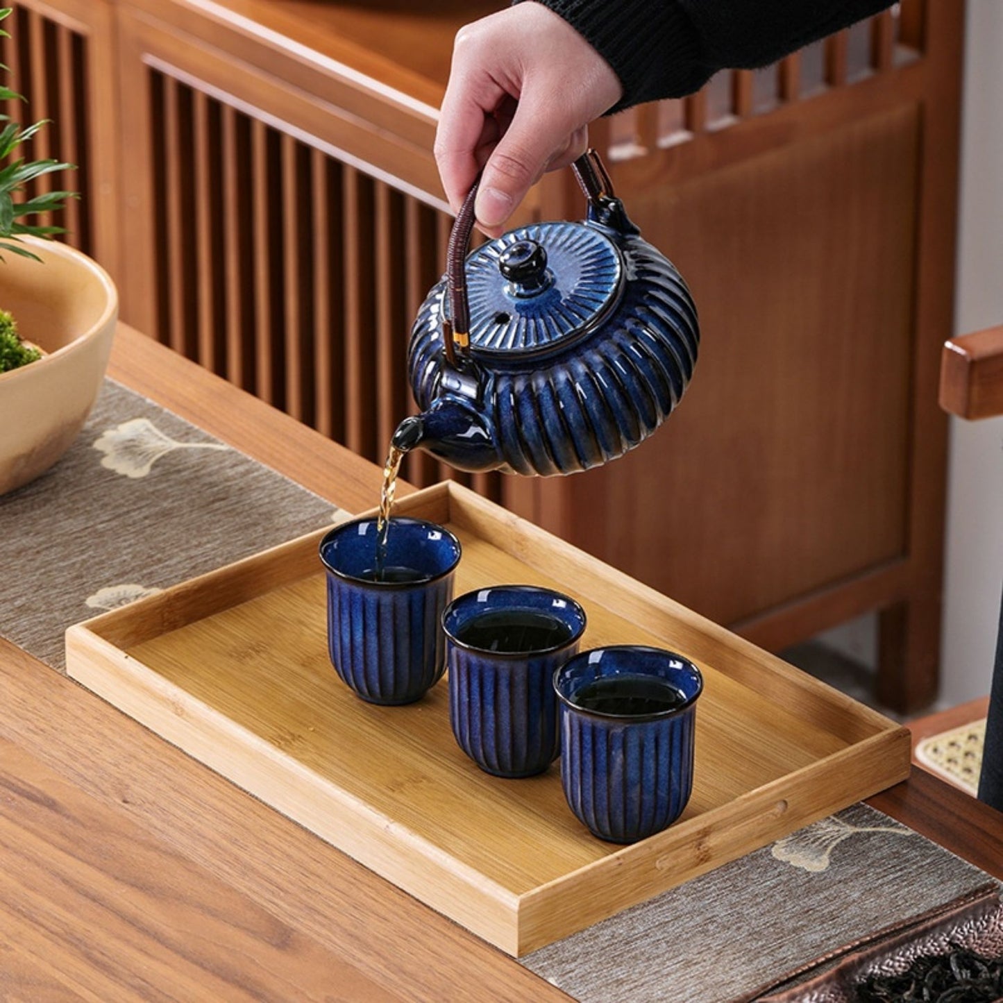 Traditionelle Chinesische Kung Fu Teekanne aus Porzellan mit Bambusgriff – Handgefertigt