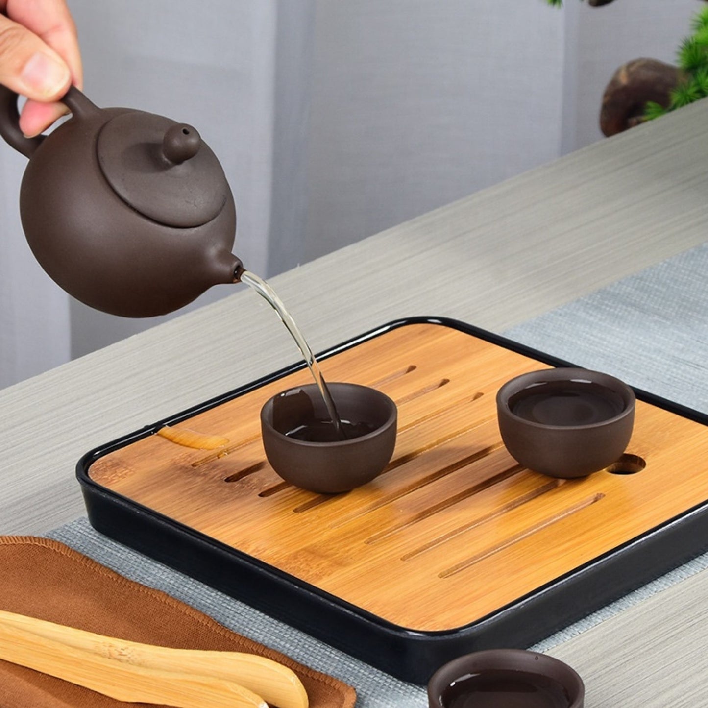 Teeset aus Yixing-Keramik mit 4 Tassen, Bambus-Tablett und Tragetasche – Traditionelles Kung-Fu-Teeset