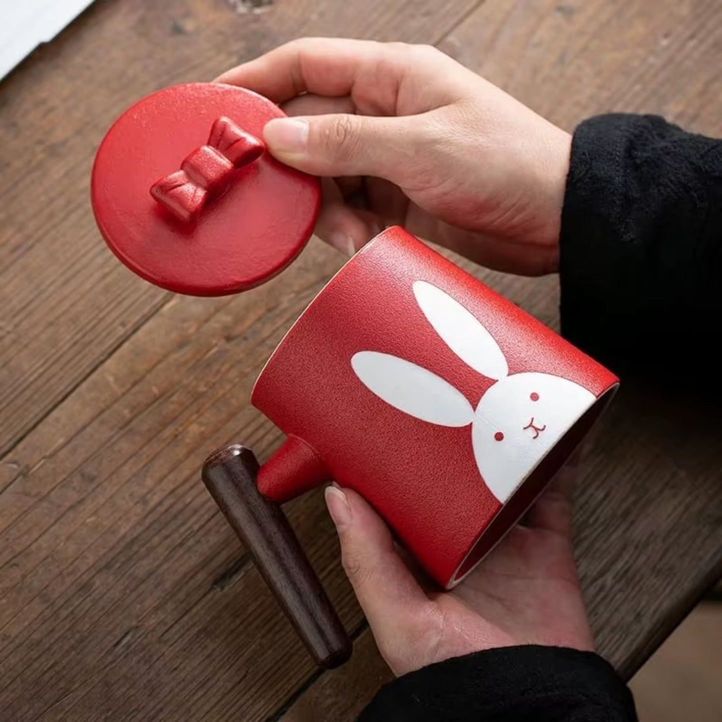 Keramik Teetasse mit Holzgriff | 360 ml Hasen-Design Becher | mit Keramik Teesieb & Deckel