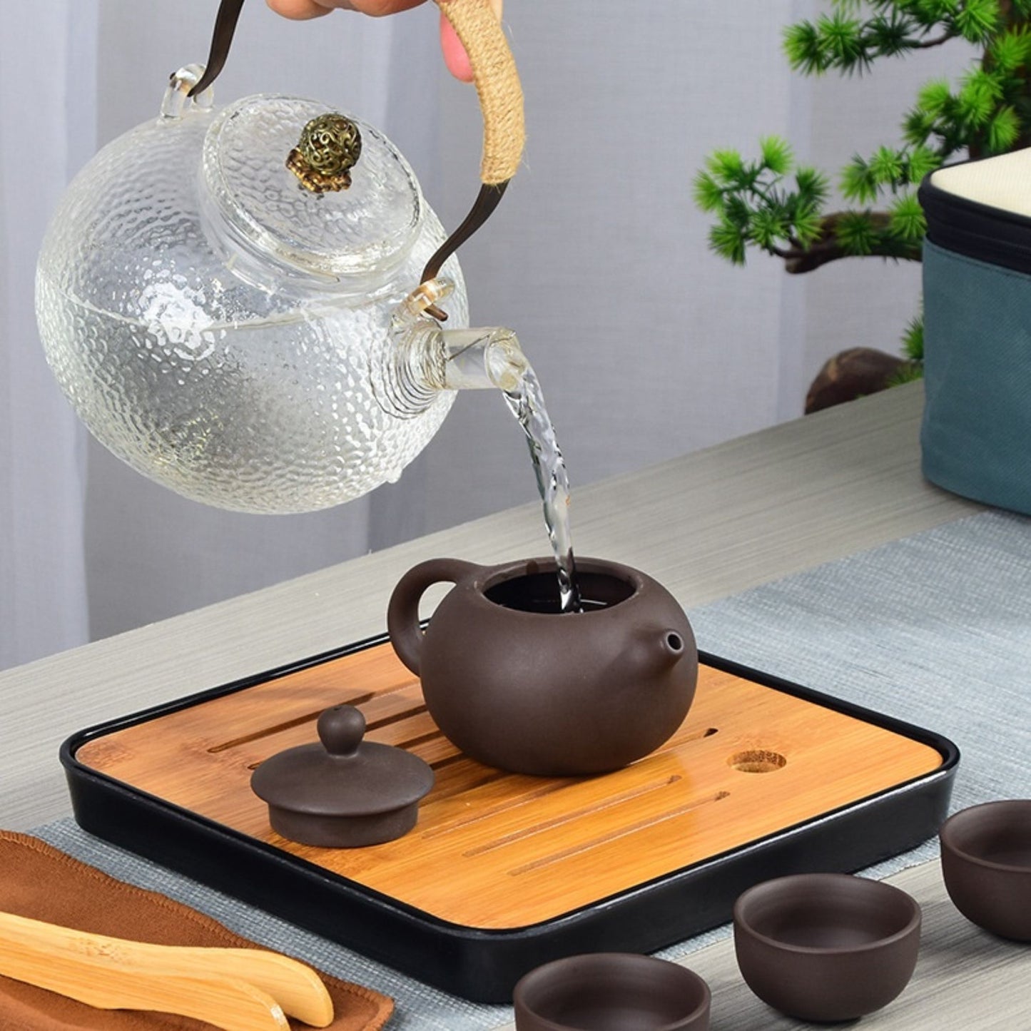 Teeset aus Yixing-Keramik mit 4 Tassen, Bambus-Tablett und Tragetasche – Traditionelles Kung-Fu-Teeset