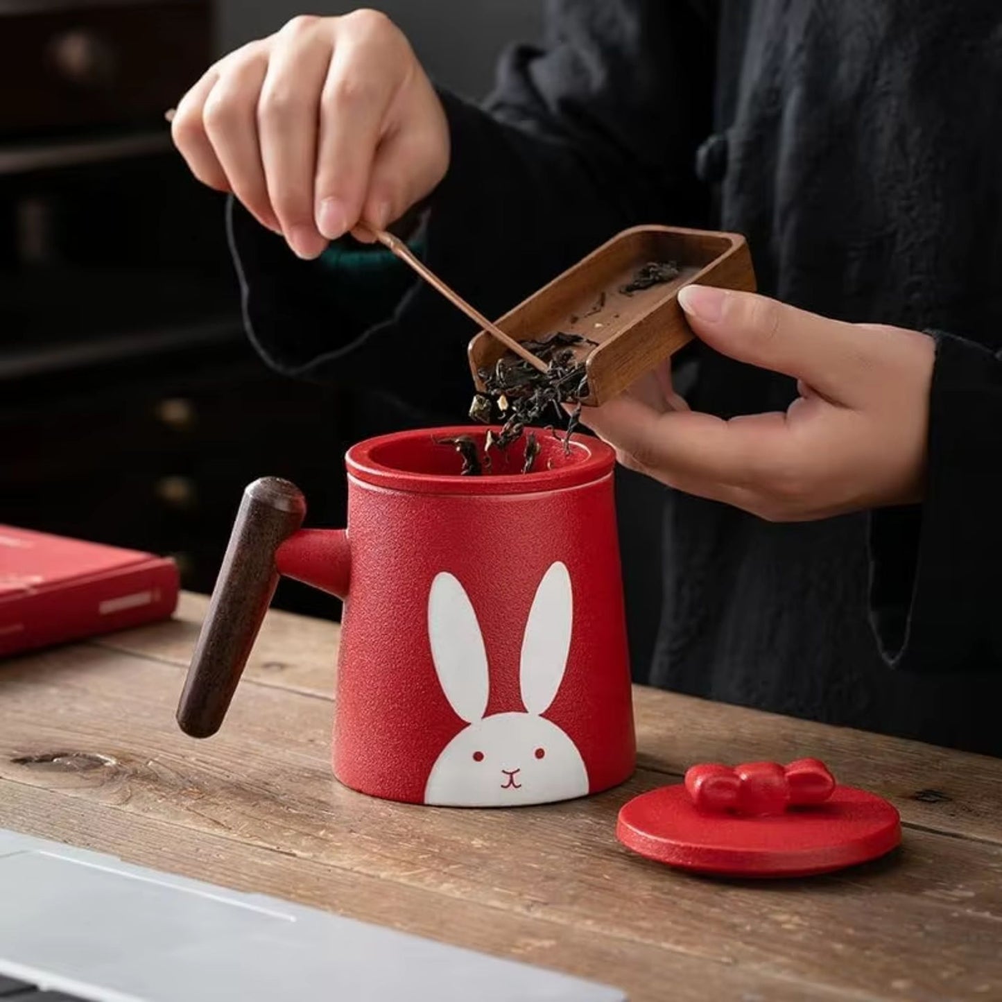 Keramik Teetasse mit Holzgriff | 360 ml Hasen-Design Becher | mit Keramik Teesieb & Deckel
