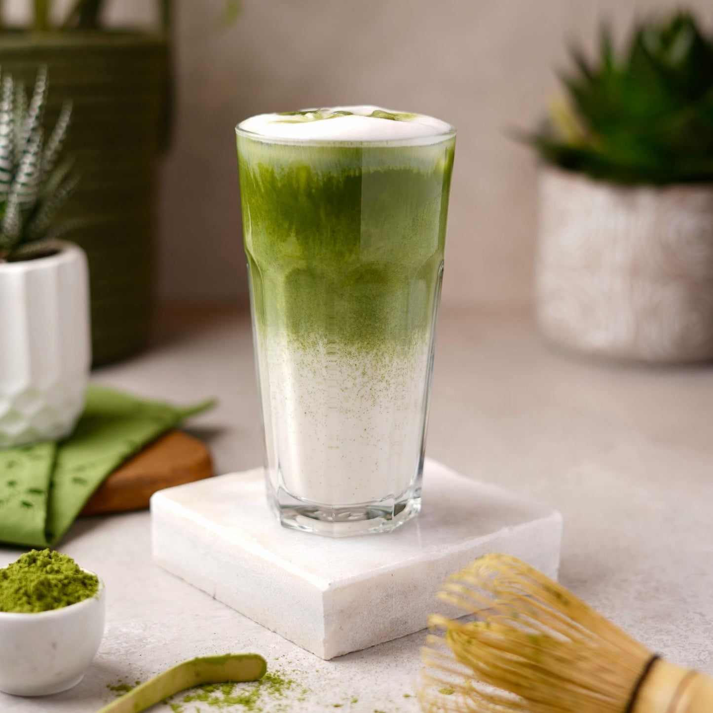 Japanischer Matcha Pulver mit Erdbeer, gesüßt – 100g – Sofort löslich in Wasser oder Milch, trinkfertig