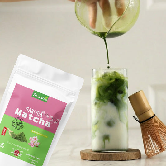 Japanischer Matcha Pulver mit Sakura Kirschblüten, gesüßt – 100g – Sofort löslich in Wasser oder Milch, trinkfertig